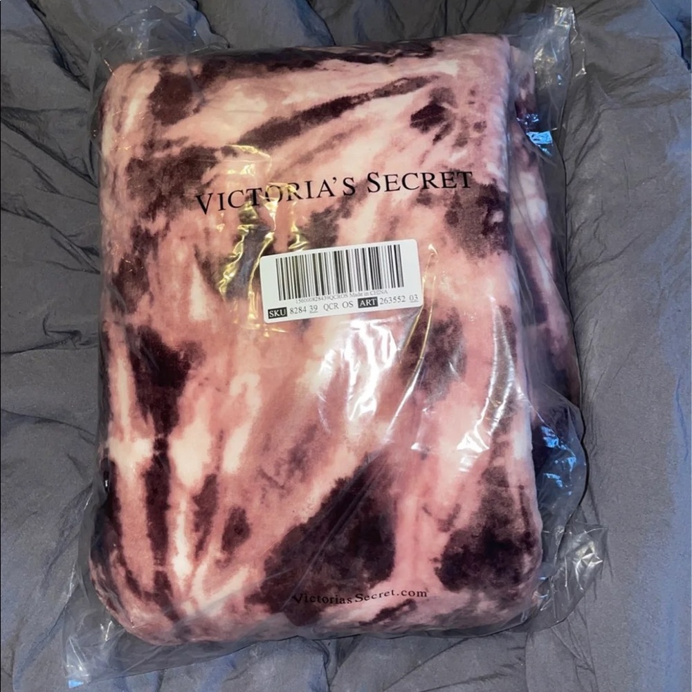 NEW. Vs PINK Sherpa Blanket